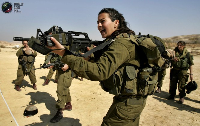Mang súng khi diện bikini - Vén bức màn bí ẩn về lực lượng nữ binh Israel ảnh 12