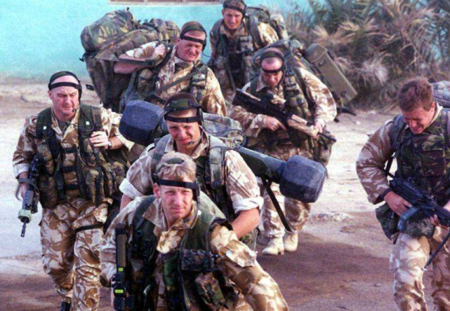 Lực lượng đặc biệt Anh bất ngờ xuất hiện ở Manbij, Thổ Nhĩ Kỳ tức giận dọa tấn công ảnh 1