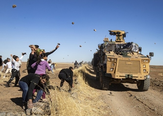 Liên quân Nga – Thổ Nhĩ Kỳ tuần tra chung ở Bắc Syria bị dân chúng người Kurd tấn công bằng gạch đá ảnh 1