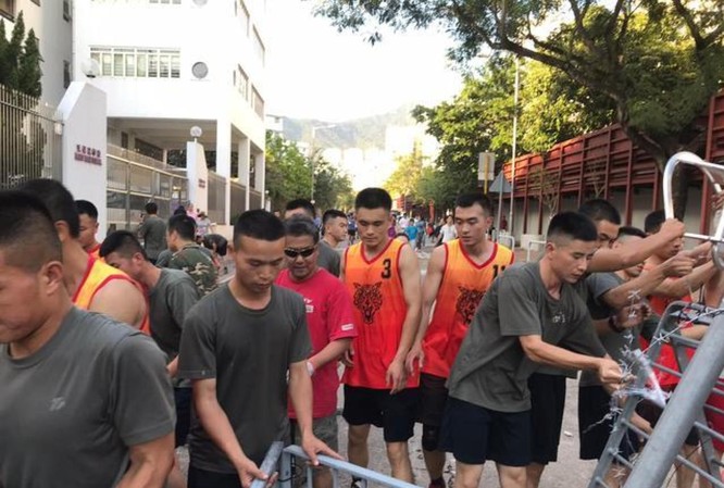 Xôn xao sự kiện binh lính quân đội Trung Quốc đồn trú ở Hồng Kông ra ngoài dọn dẹp chướng ngại vật ảnh 7