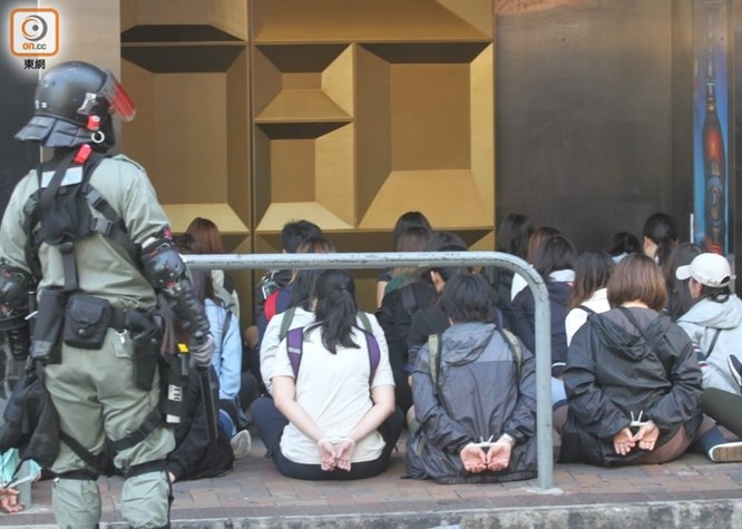 Xung đột xảy ra kịch liệt, hàng trăm người bị bắt, chính quyền Hồng Kông bỏ lệnh cấm che mặt và dừng sử dụng vũ khí âm thanh Sonic Gun ảnh 5