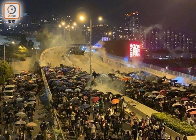 Xung đột xảy ra kịch liệt, hàng trăm người bị bắt, chính quyền Hồng Kông bỏ lệnh cấm che mặt và dừng sử dụng vũ khí âm thanh Sonic Gun ảnh 6