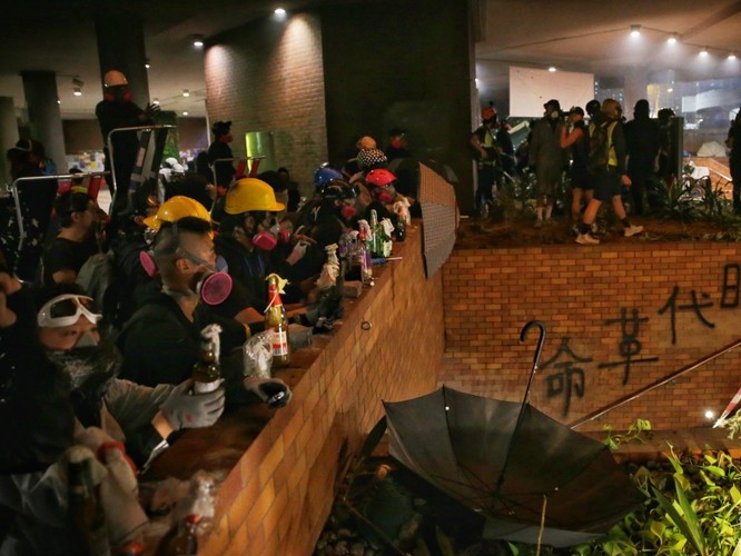 Xung đột xảy ra kịch liệt, hàng trăm người bị bắt, chính quyền Hồng Kông bỏ lệnh cấm che mặt và dừng sử dụng vũ khí âm thanh Sonic Gun ảnh 3