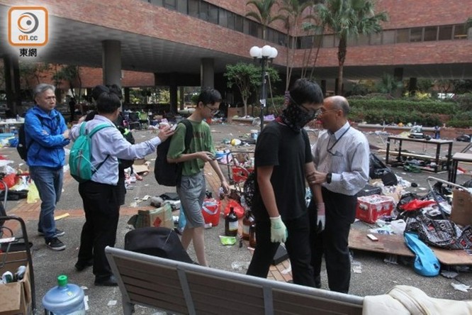 Sáng nay 400 học sinh và sinh viên cố thủ trong Đại học Bách Khoa Hồng Kông ra đầu hàng cảnh sát, “nút thắt” nơi “chiến trường chính” đang được tháo gỡ? ảnh 4