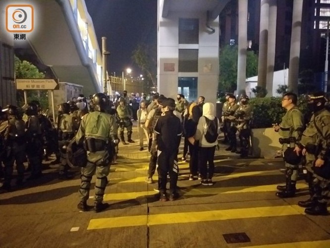Sáng nay 400 học sinh và sinh viên cố thủ trong Đại học Bách Khoa Hồng Kông ra đầu hàng cảnh sát, “nút thắt” nơi “chiến trường chính” đang được tháo gỡ? ảnh 6