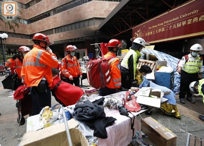Tình hình Hồng Kông: hàng trăm người biểu tình vẫn cố thủ trong Đại học Bách Khoa; các trường tiểu học và trung học mở cửa trở lại, hoạt động giao thông đã khôi phục nhưng vẫn gặp trở ngại ảnh 9