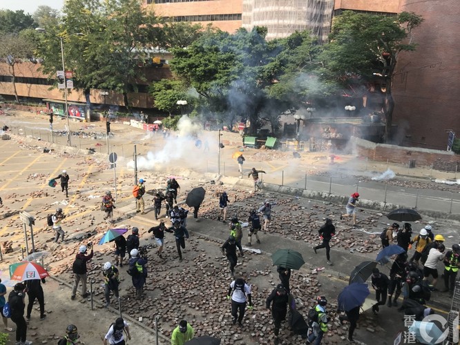 Một số người biểu tình trong Đại học Bách khoa Hồng Kông tuyên bố “tử thủ đến cùng”, cảnh sát và nhà trường kêu gọi họ ra đầu thú ảnh 1