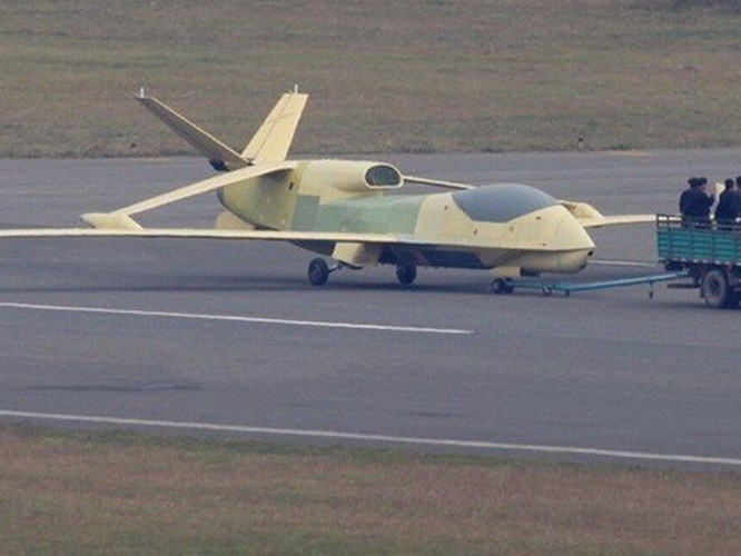 Trung Quốc gây bất ngờ khi mang tất cả các loại máy bay không người lái tới Tân Cương trưng bày ảnh 3