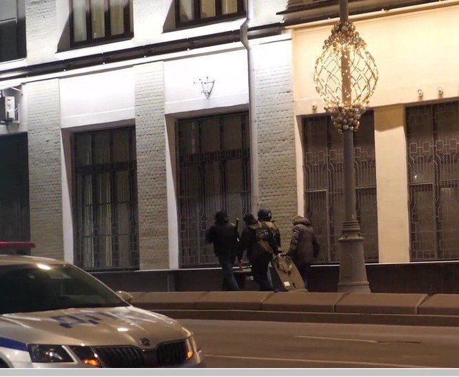 Tấn công khủng bố ở gần trụ sở Cục An ninh Liên bang Nga, hung thủ bị bắn hạ ảnh 4