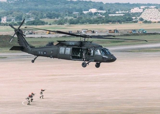 Rơi máy bay trực thăng Black Hawk của quân đội Đài Loan, Thượng tướng Tổng Tham mưu trưởng và 7 sĩ quan tử nạn (VIDEO) ảnh 2