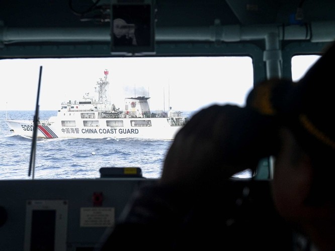 Nóng: Tàu chiến, máy bay Indonesia giám sát và truy đuổi tàu hải cảnh Trung Quốc trên Biển Đông ảnh 1