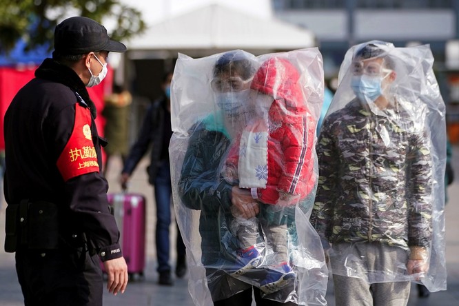 Trăm lẻ một cách tự phòng hộ của người dân Trung Quốc trong đại dịch Viêm phổi do nCoV ảnh 1