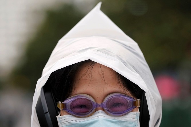Trăm lẻ một cách tự phòng hộ của người dân Trung Quốc trong đại dịch Viêm phổi do nCoV ảnh 5