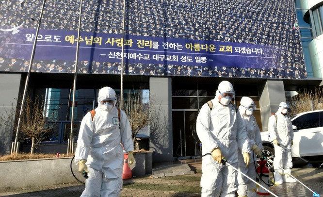 Hàn Quốc và Nhật Bản đối mặt với nguy cơ bùng phát dịch bệnh COVID-19 ảnh 1