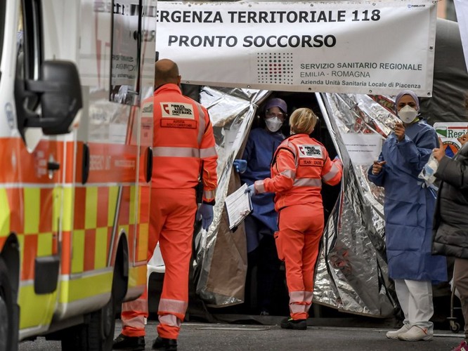 Dịch bệnh bùng nổ, Italy khẩn cấp “phong thành”, dân chúng hoảng loạn ảnh 5