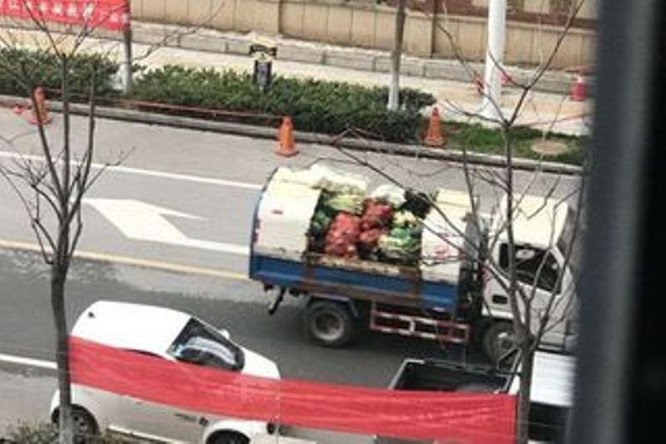 Dân chúng Vũ Hán và cộng đồng mạng Trung Quốc nổi sóng vì vụ chính quyền khu phố dùng xe chở rác vận chuyển thịt và rau cho dân ảnh 2