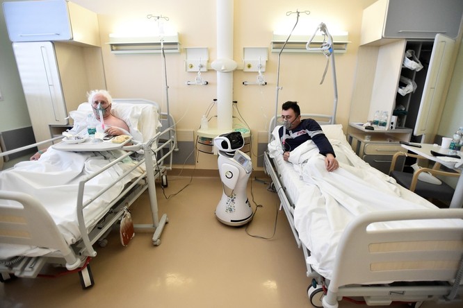 Thiếu hụt nhân viên y tế, Italy sử dụng người máy để chăm sóc bệnh nhân ảnh 4