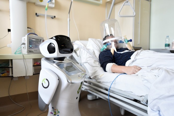 Thiếu hụt nhân viên y tế, Italy sử dụng người máy để chăm sóc bệnh nhân ảnh 6