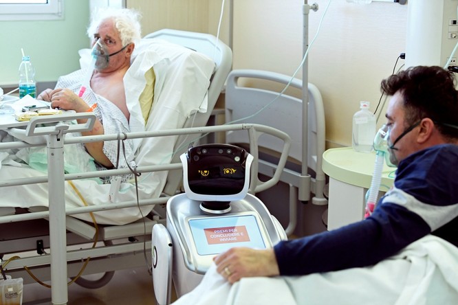Thiếu hụt nhân viên y tế, Italy sử dụng người máy để chăm sóc bệnh nhân ảnh 5