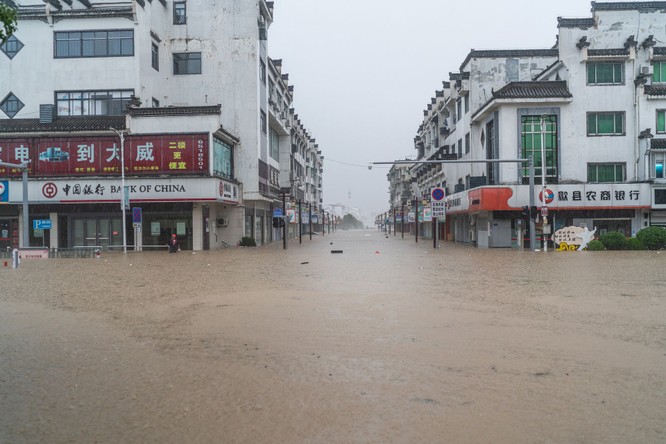 27 trong 31 tỉnh Trung Quốc bị lũ lụt, gần 34 triệu người gánh họa, dấy lên lo ngại về đập Tam Hiệp ảnh 1