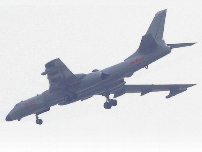 Báo Hoa ngữ: Trung Quốc cho máy bay H-6 diễn tập tấn công mục tiêu trên Biển Đông nhằm vào Mỹ ảnh 4