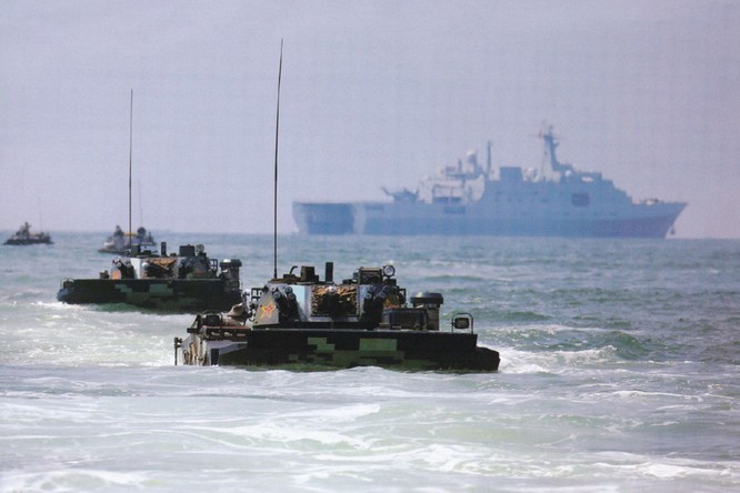 Quan chức Mỹ thăm Đài Loan, Mỹ đưa tàu sân bay vào biển Hoa Đông, Trung Quốc tập trận chiếm đảo ảnh 4