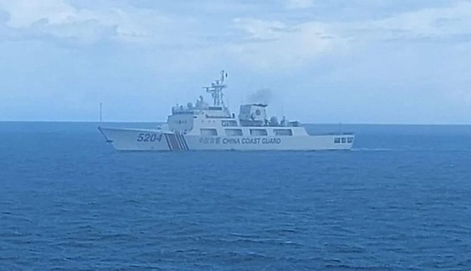 Tàu hải cảnh Trung Quốc xâm nhập vùng biển Natuna bị chiến hạm Indonesia xua đuổi ảnh 1