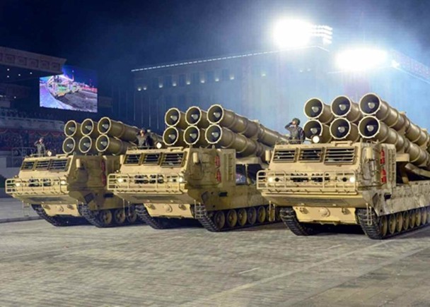 Triều Tiên diễu binh lớn ban đêm, trình làng xe tăng và các tên lửa liên lục địa kiểu mới ảnh 4