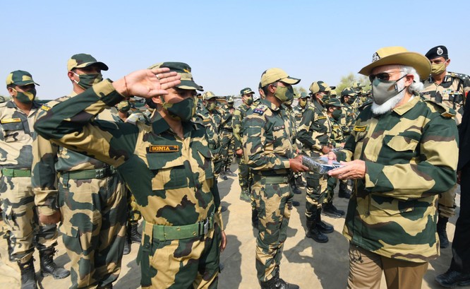 Ra biên giới mặc quân phục, cưỡi xe tăng, Thủ tướng Ấn Độ mạnh mẽ phê phán âm mưu của Trung Quốc ảnh 1