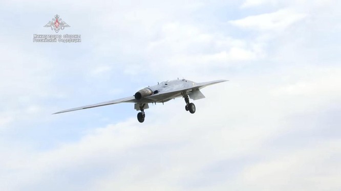 Quân đội Nga thử nghiệm sử dụng máy bay không người lái thế hệ 6 vào không chiến ảnh 1
