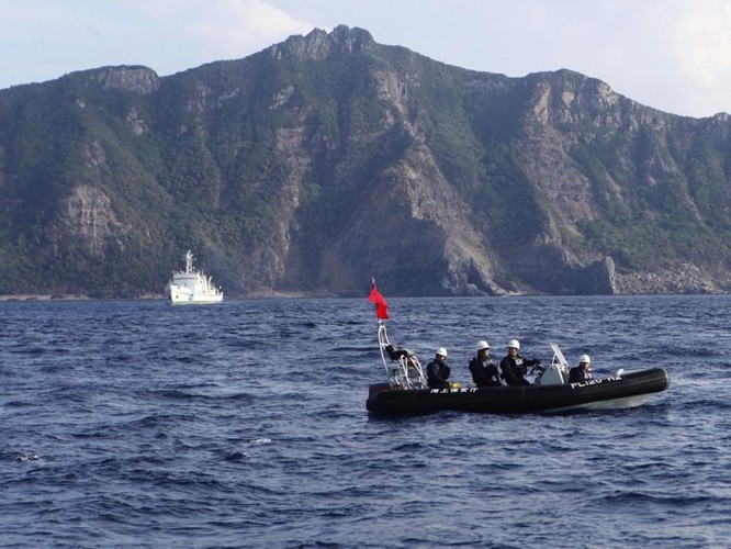Trung Quốc cho tàu Hải cảnh và máy bay ném bom áp sát đảo tranh chấp, Nhật Bản khẩn cấp ứng phó ảnh 2
