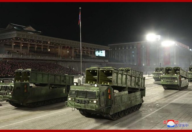 Triều Tiên bất ngờ tổ chức duyệt binh tối, phô diễn tên lửa phóng từ tàu ngầm "mạnh nhất thế giới" ảnh 8