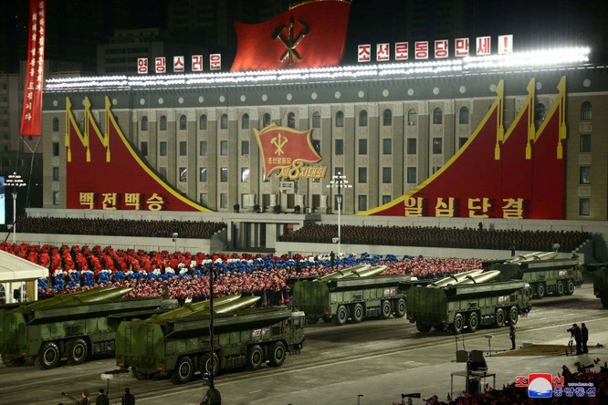 Triều Tiên bất ngờ tổ chức duyệt binh tối, phô diễn tên lửa phóng từ tàu ngầm "mạnh nhất thế giới" ảnh 7