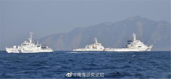 Rò rỉ hình ảnh tàu Hải cảnh Trung Quốc và tàu tuần duyên Nhật Bản quần nhau ở vùng biển Senkaku ảnh 2