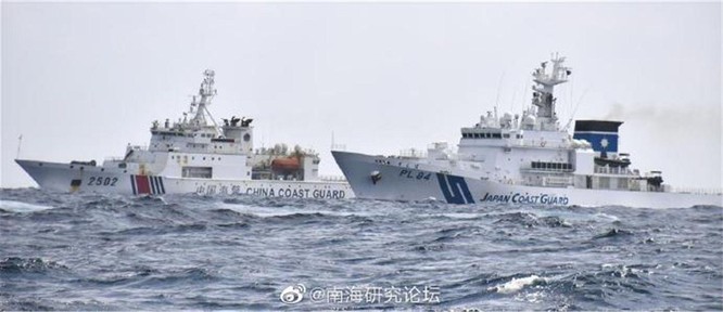 Rò rỉ hình ảnh tàu Hải cảnh Trung Quốc và tàu tuần duyên Nhật Bản quần nhau ở vùng biển Senkaku ảnh 3