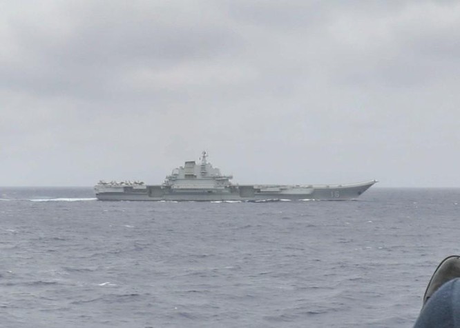 Cư dân mạng Trung Quốc nổi sóng trước hình ảnh tàu khu trục Mỹ bám sát tàu sân bay Liêu Ninh ảnh 1