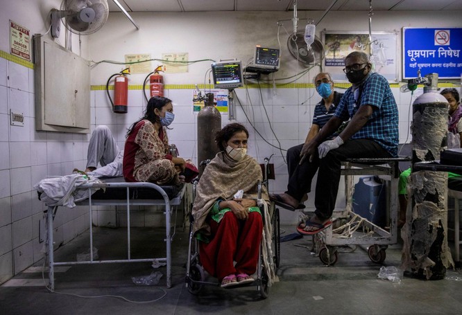 Ấn Độ: dịch bệnh vượt quá tầm kiểm soát, xuất hiện “cuộc chiến tranh giành oxy y tế” ảnh 2