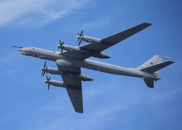 Lộ diện video máy bay Nga tiếp cận tàu sân bay Mỹ bị tiêm kích Mỹ bay lên ngăn chặn ảnh 1