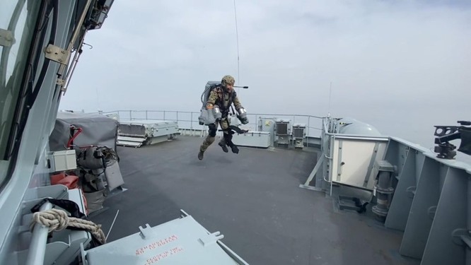 Xem video lính đặc nhiệm Anh bay lượn đột nhập tàu đối phương như trong phim viễn tưởng ảnh 3