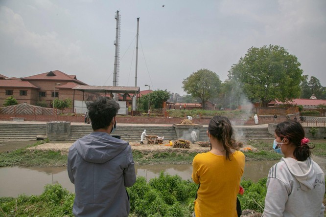 Thảm họa COVID-19 ở Ấn Độ đang lặp lại ở nước láng giềng Nepal ảnh 6