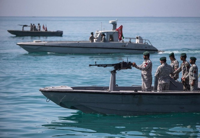 Xem video tàu Iran và tàu Mỹ đối đầu nhau trên Vịnh Ba Tư ảnh 1