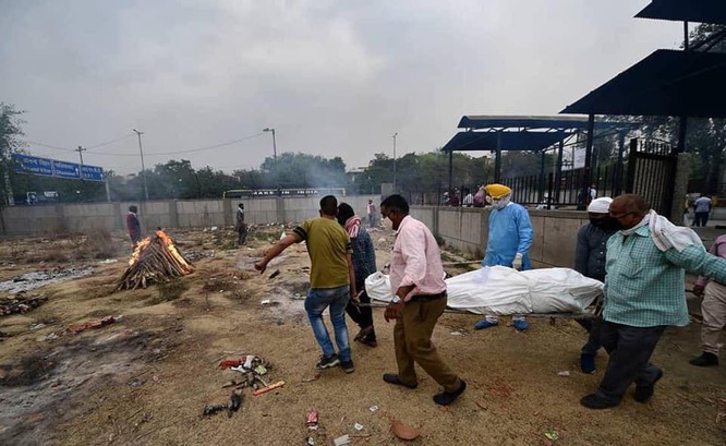Thảm kịch ở Ấn Độ: người sống chờ giường bệnh, người chết đợi được thiêu ảnh 2