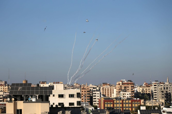 Xung đột Palestine – Israel: Hamas đổi chiến thuật phóng tên lửa; quân đội Israel tấn công mặt đất ảnh 8