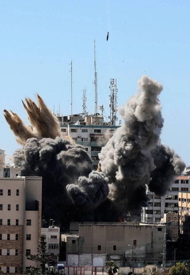Xem video tình báo Israel gọi điện cảnh báo trước khi đánh sập tòa nhà của các hãng thông tấn ảnh 2