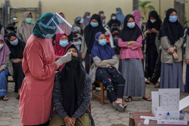 Phóng sự ảnh: “Sóng thần dịch bệnh COVID-19” đang tàn phá Indonesia ảnh 1