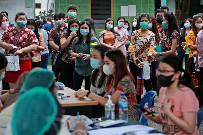 Phóng sự ảnh: “Sóng thần dịch bệnh COVID-19” đang tàn phá Indonesia ảnh 9
