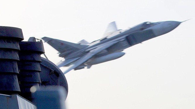 Vụ Su-24 Nga ném bom HMS Defender Anh ở Biển Đen: Nga bảo có, Anh nói không! ảnh 3