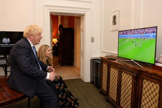 Thủ tướng Boris Johnson gây sốc và bị chỉ trích dữ dội khi dẫm lên quốc kỳ Anh ảnh 1
