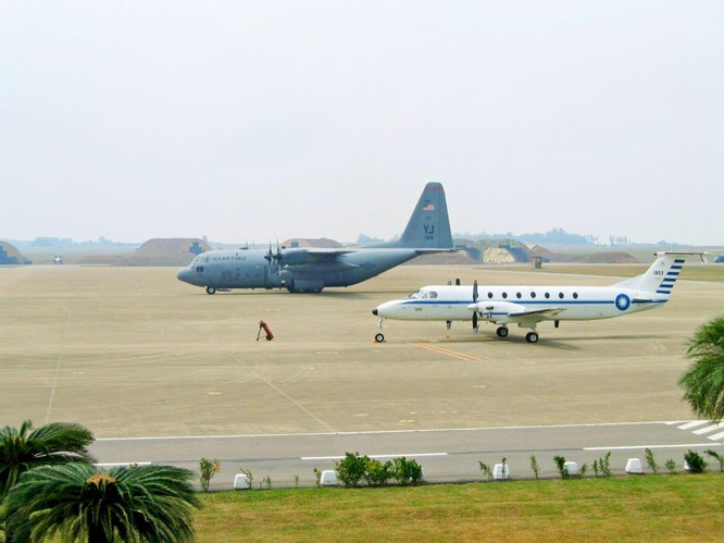 Máy bay quân sự Mỹ liên tiếp hạ cánh xuống Đài Loan, Trung Quốc nổi xung ảnh 3
