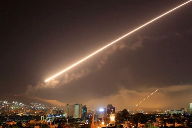 Hệ thống phòng không do Nga sản xuất bắn rụng tên lửa không đối đất của Israel tấn công Syria ảnh 2